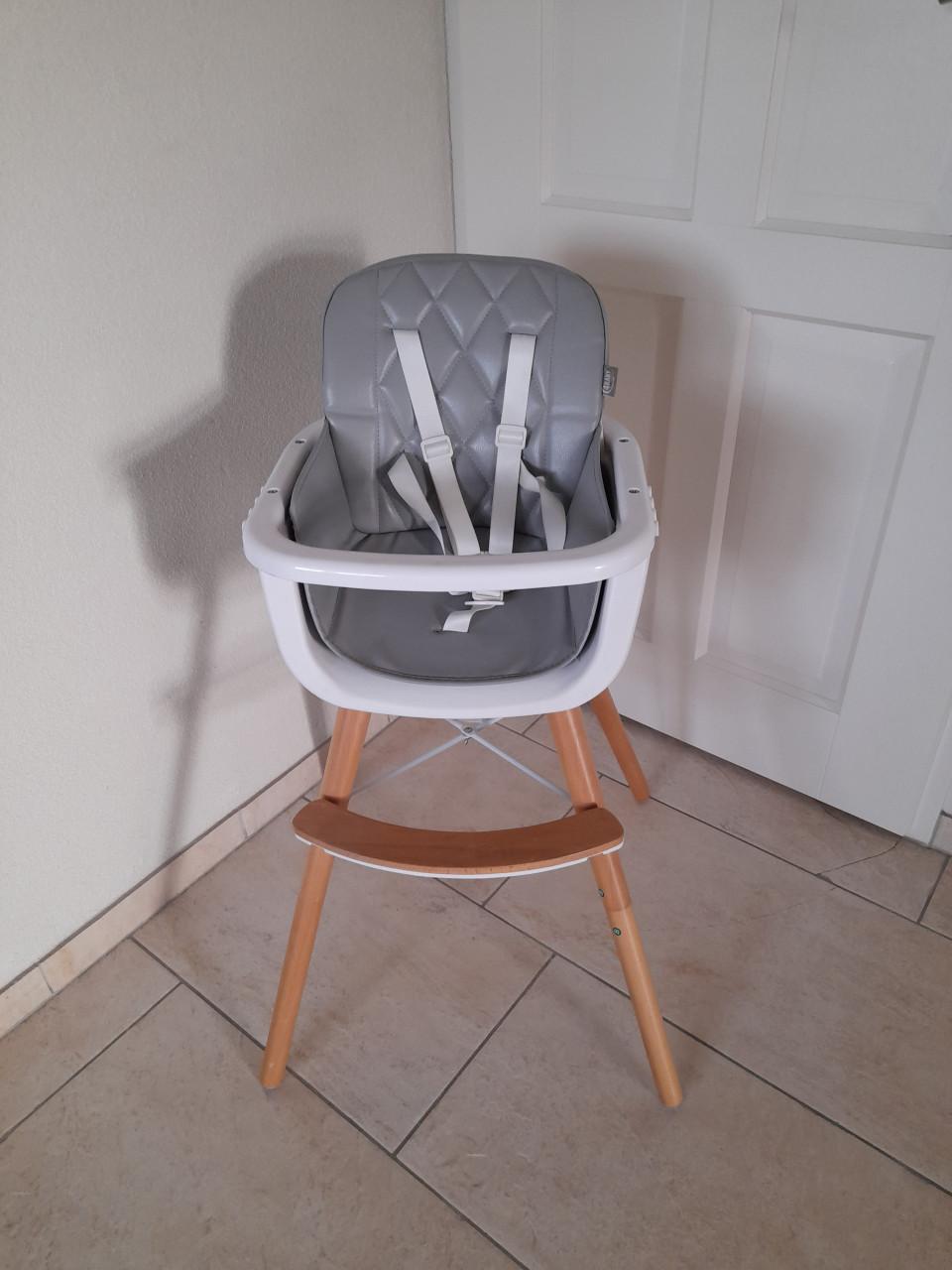 Mooie kinderstoel met gordel ( in goede nette staat )