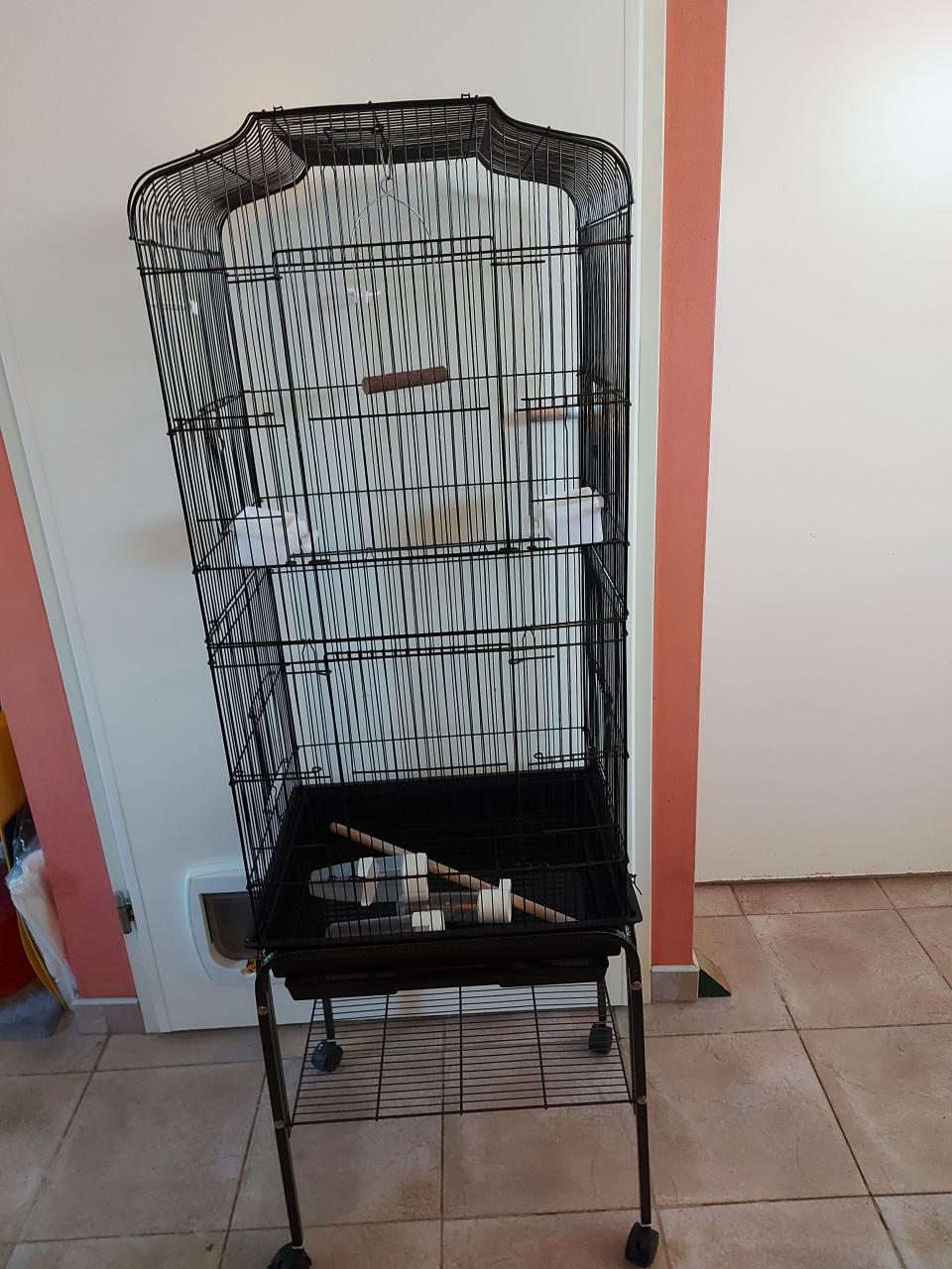 Mooie verrijdbare vogelkooi