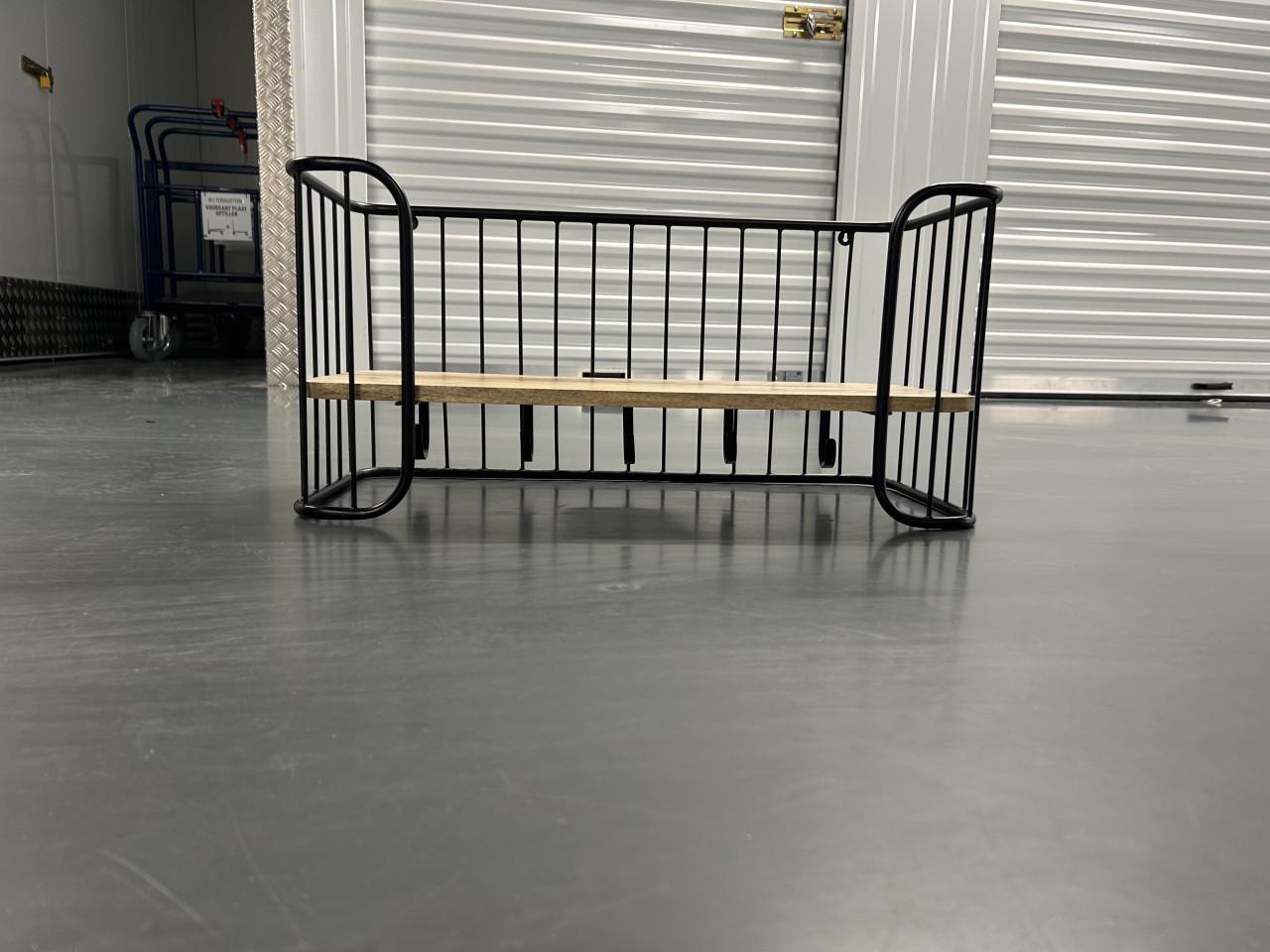 Kapstok met houten plank