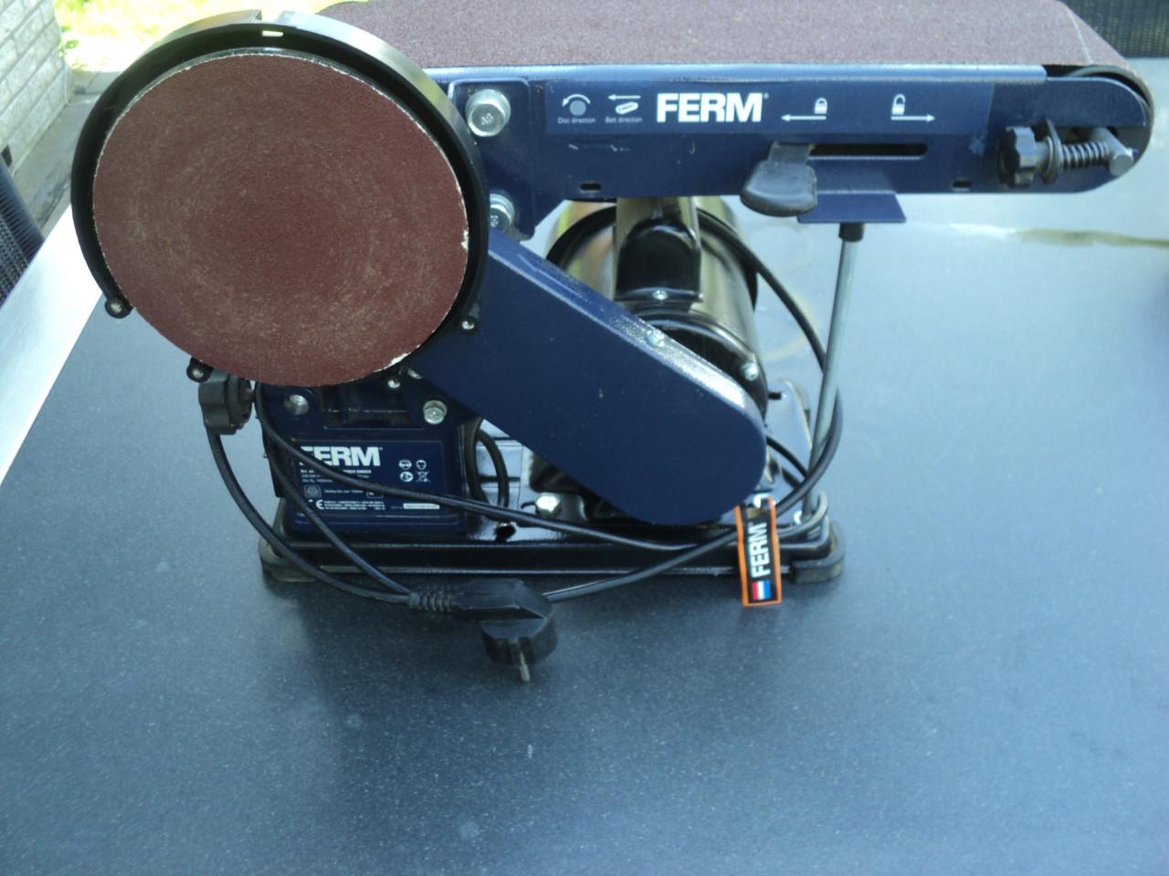 Ferm bandschuurmachine met tal van nieuwe banden 35,-