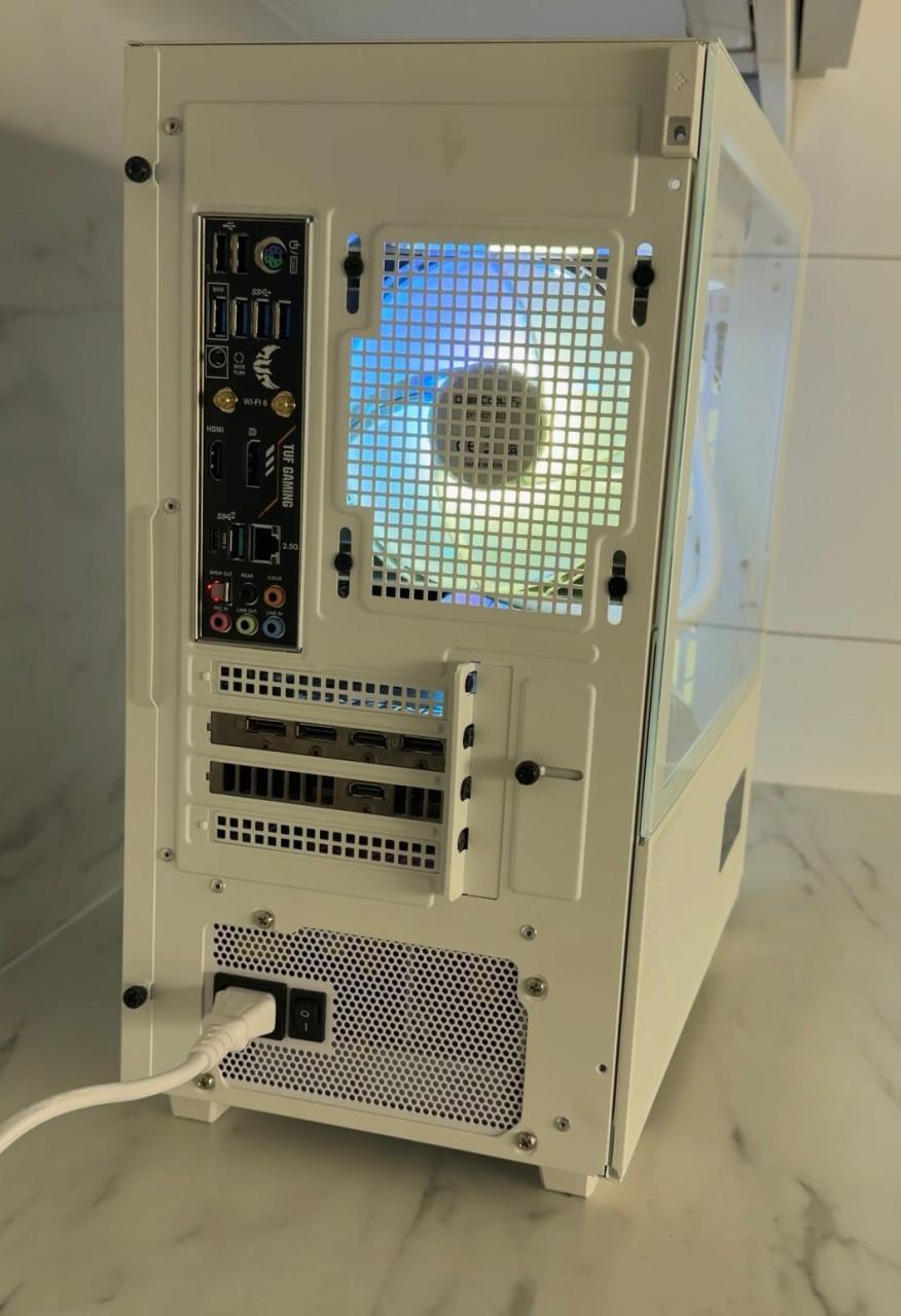 Witte Game PC – ROG Strix RGB 12G & Ryzen power, 16GB RAM - EyeCatcher!