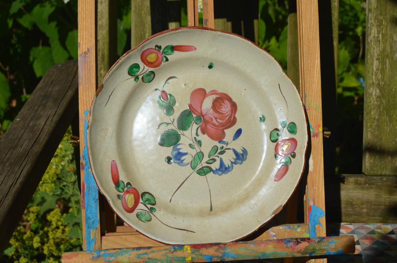 Div. aardewerk borden floraal decor op 1 na, 19e/20e eeuw (1)