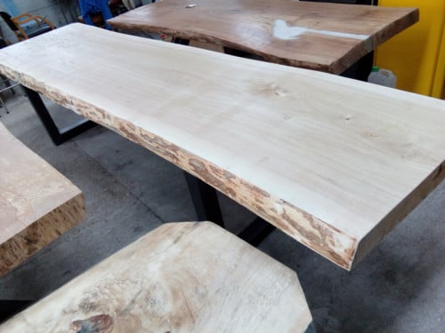 Houten tafels in Boomstamvorm, planken Tafelbladen, decoratie bartafel