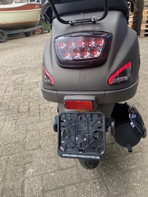 Nieuwe Santini Capri vespa look scooters in div kleuren deze maand nu 1749