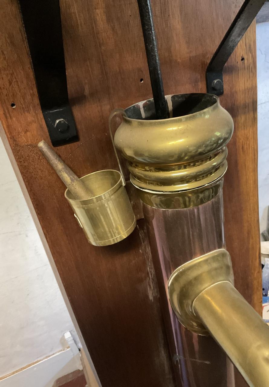 Antieke koperen pomp