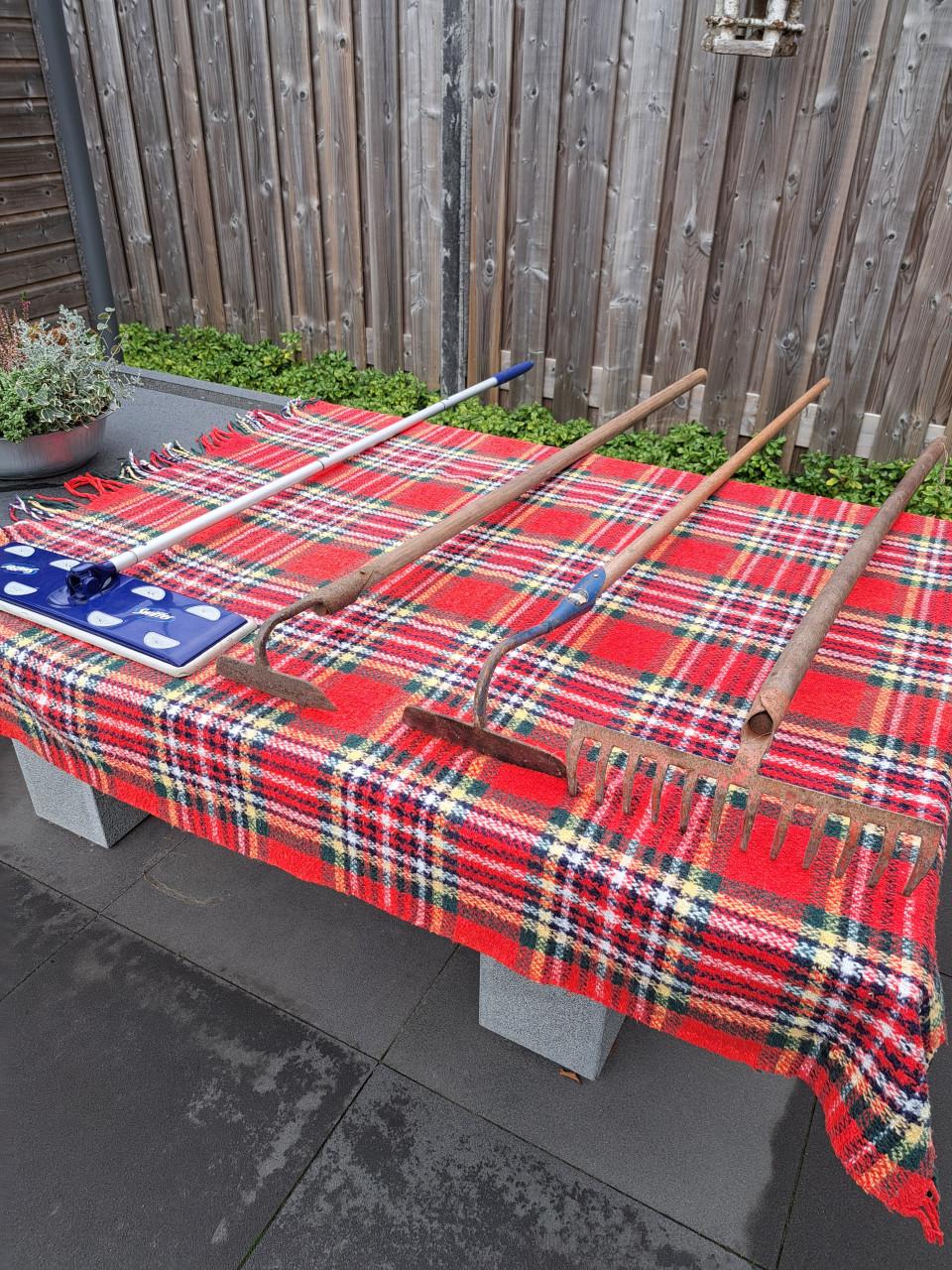 Werk attributen voor binnen en buiten, zoals tuinhak, tuinhark en swiffer.