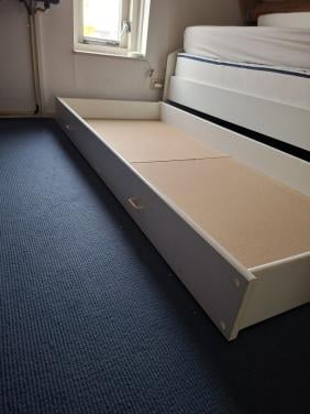 La voor onder bed