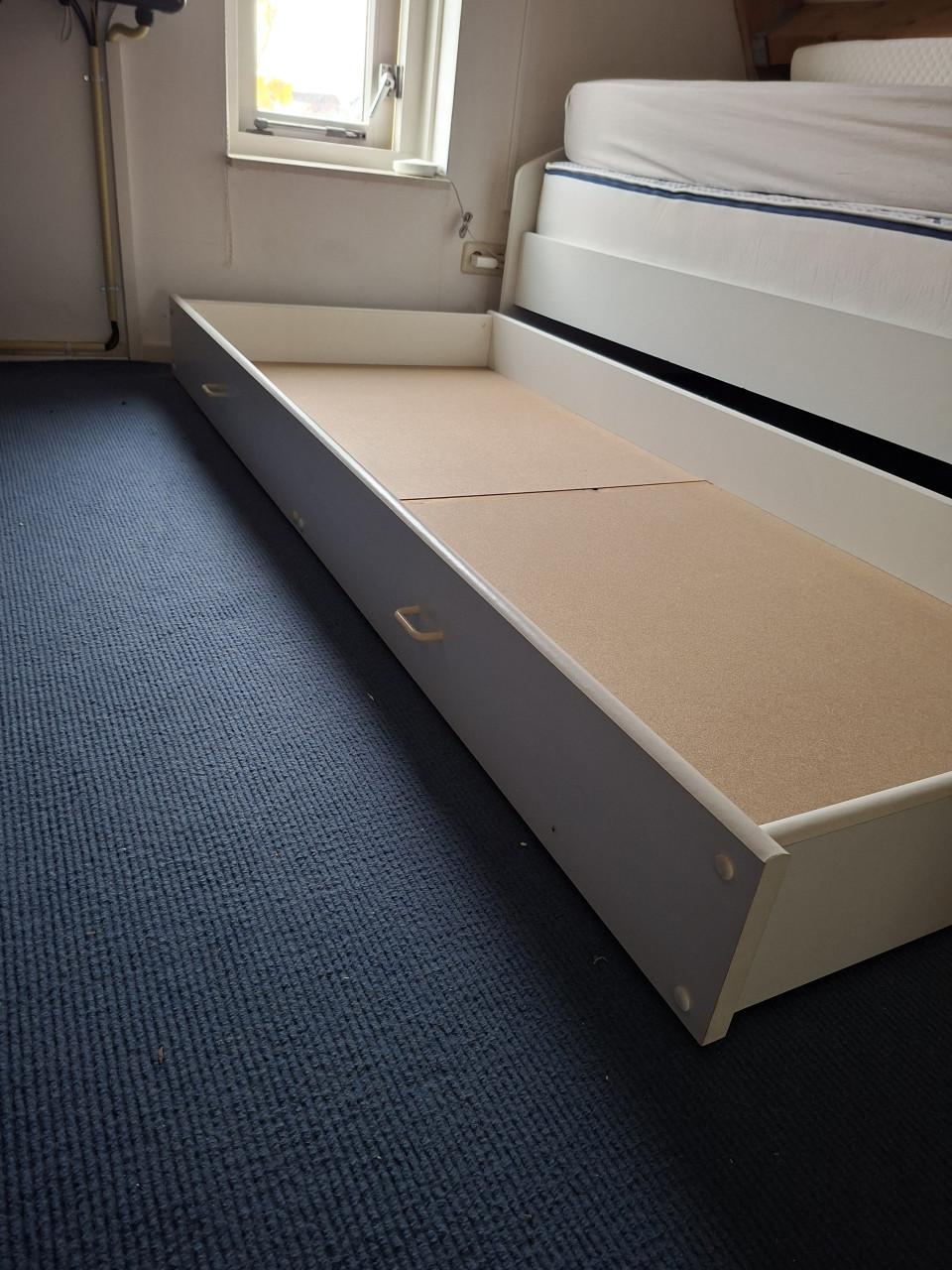 La voor onder bed