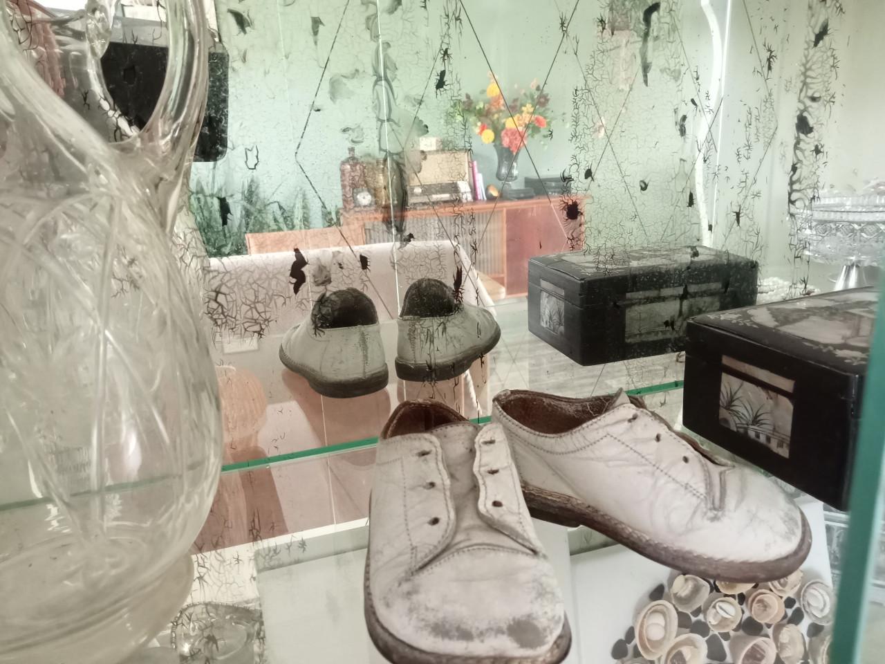 Brocante oude vitrinekast