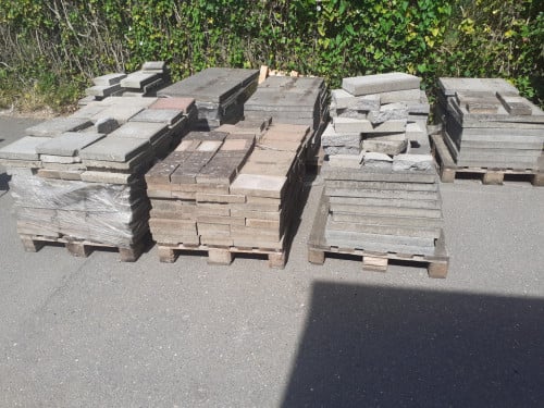 Partij allerlei verschillende tegels en bandjes te koop