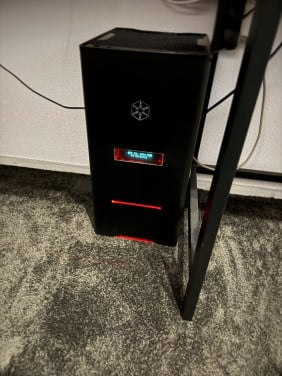 PC met beeldscherm muis en toetsenbord.