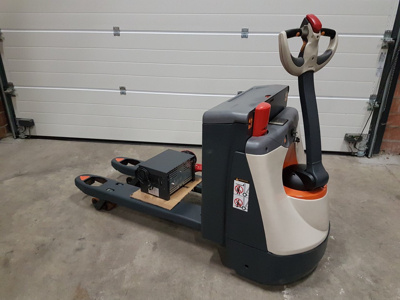 Elektrische pompkar / pompwagen.