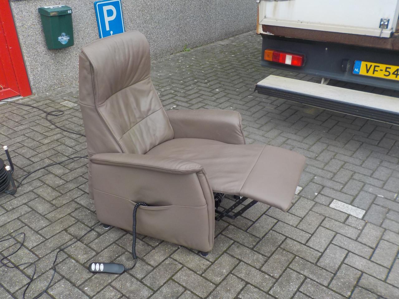 Elektrische leren sta-op relax fateuil met 2 motoren in zeer goede staat