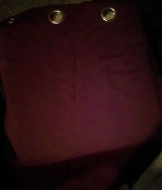 Bordeauxrode overgordijnen