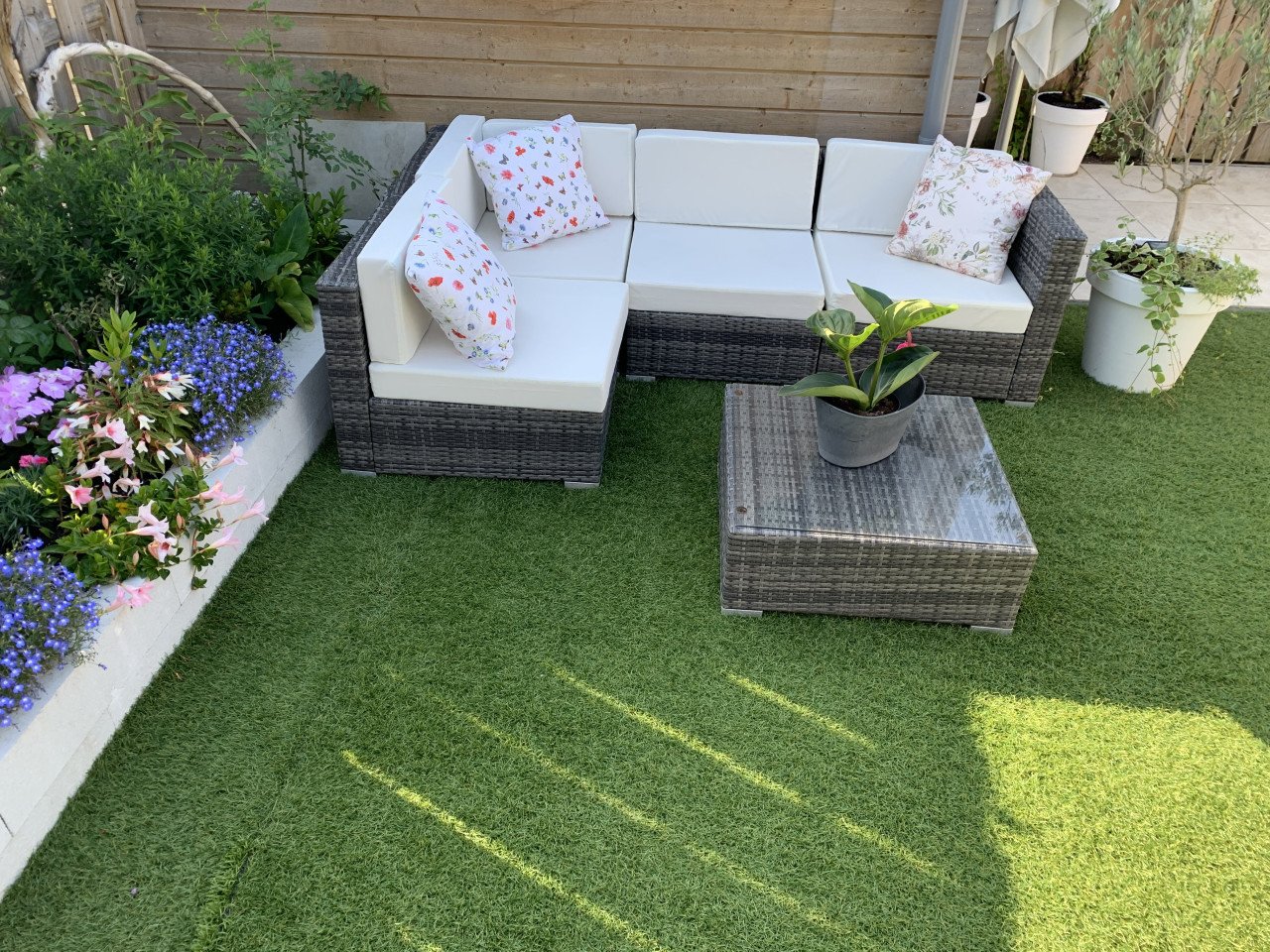 Loungeset Wicker grijs zwart, plus tafel en glasplaat.