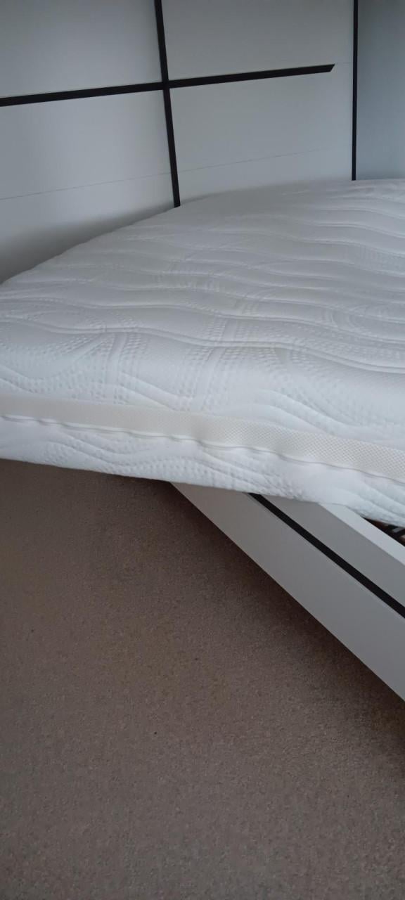 LEDIKANT (incl. 2x LATTENBODEM, MATRAS EN 2 NACHTKASTJES)