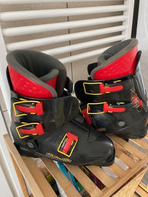 Complete ski-outfit: ski's, stokken, schoenen, handschoenen, skipak