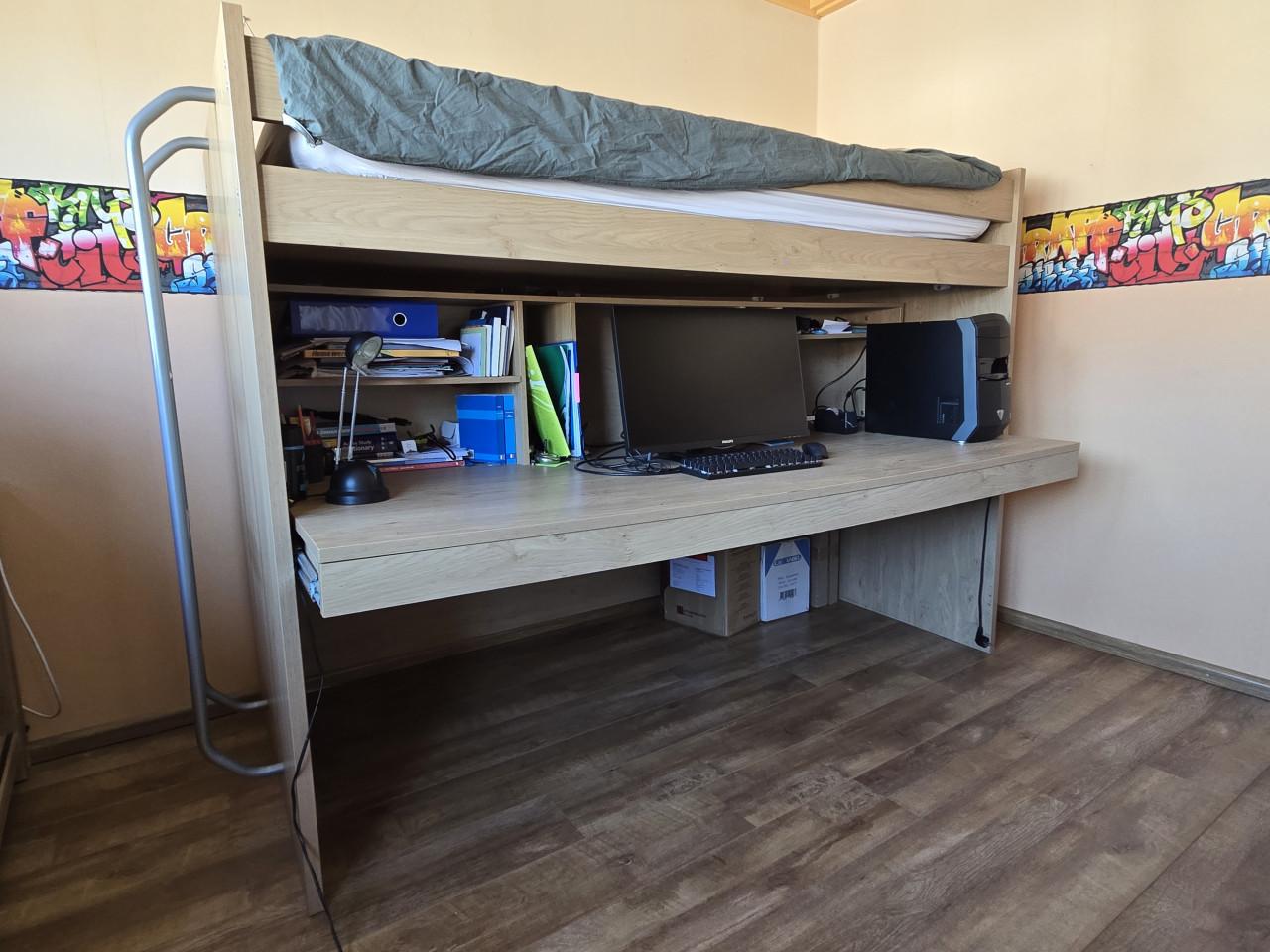 Hoogslaper met ruim bureau