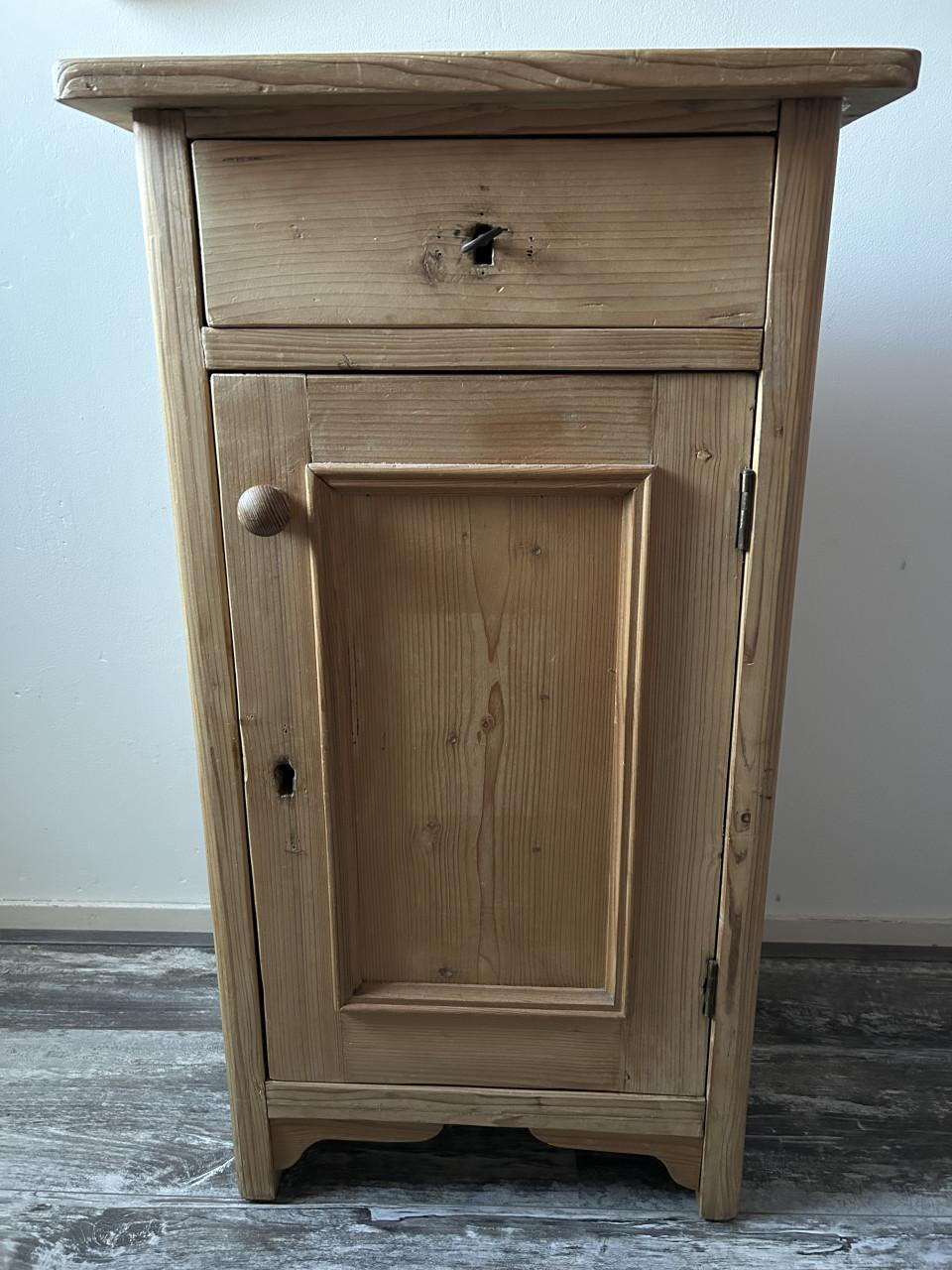 Oud Grenen nachtkastje.