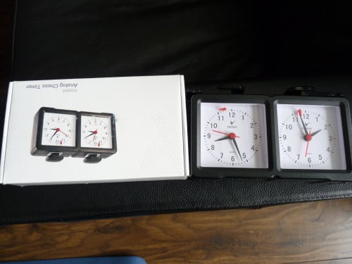 Schaakklok met schaakboeken
