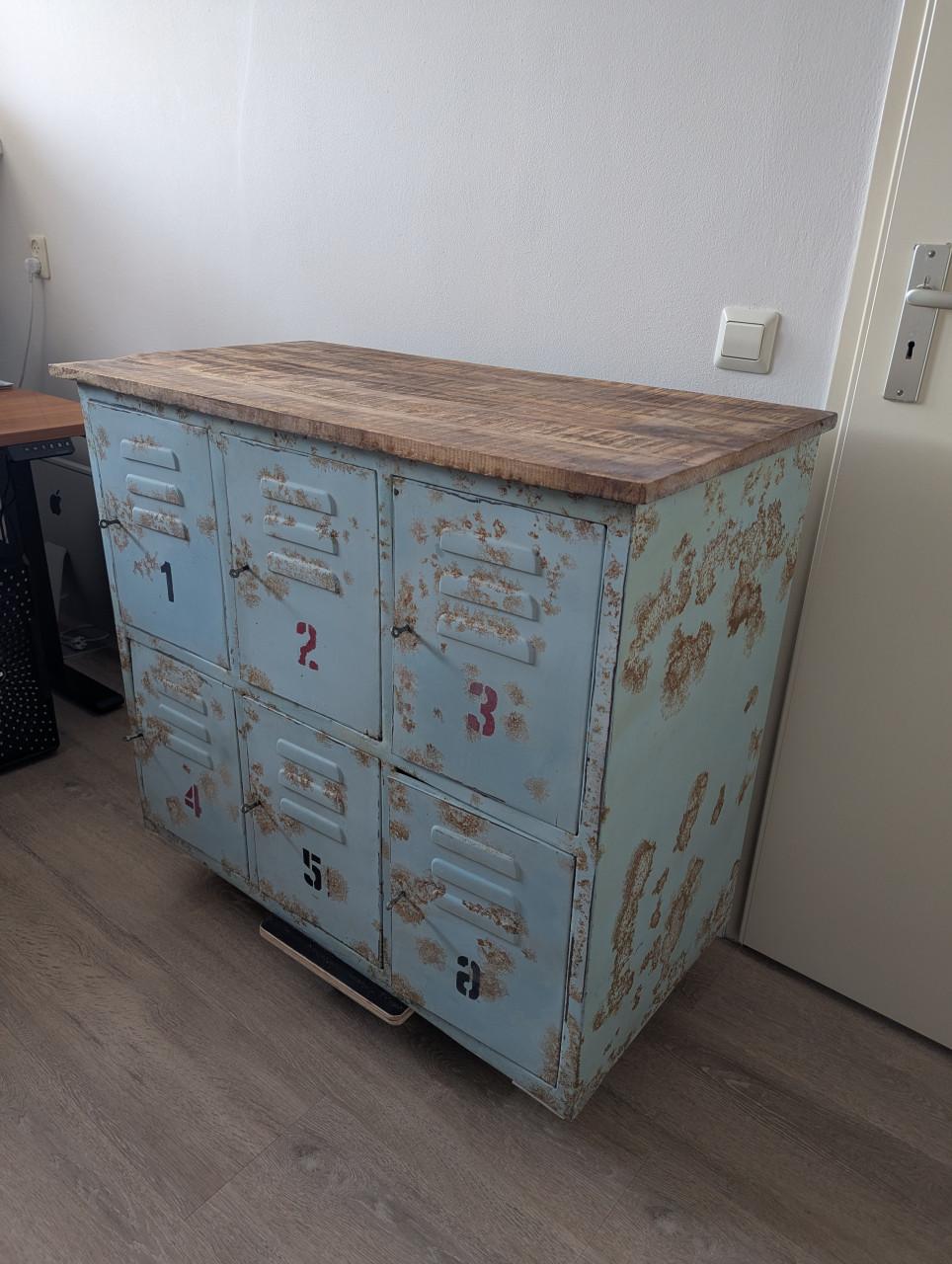 Industrieel locker kastje met houten blad