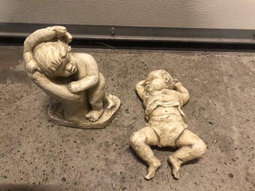Baby in de hand / baby op de grond ( tuinbeelden )