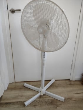 Witte staande ventilator, verschillende standen. 45W.