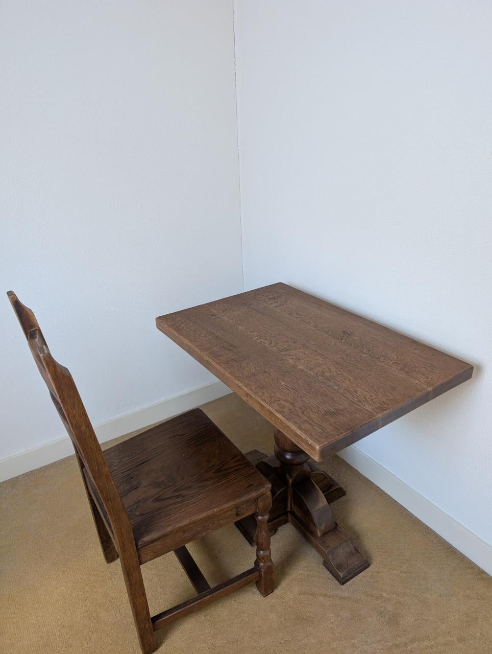Tafel met 4 stoelen