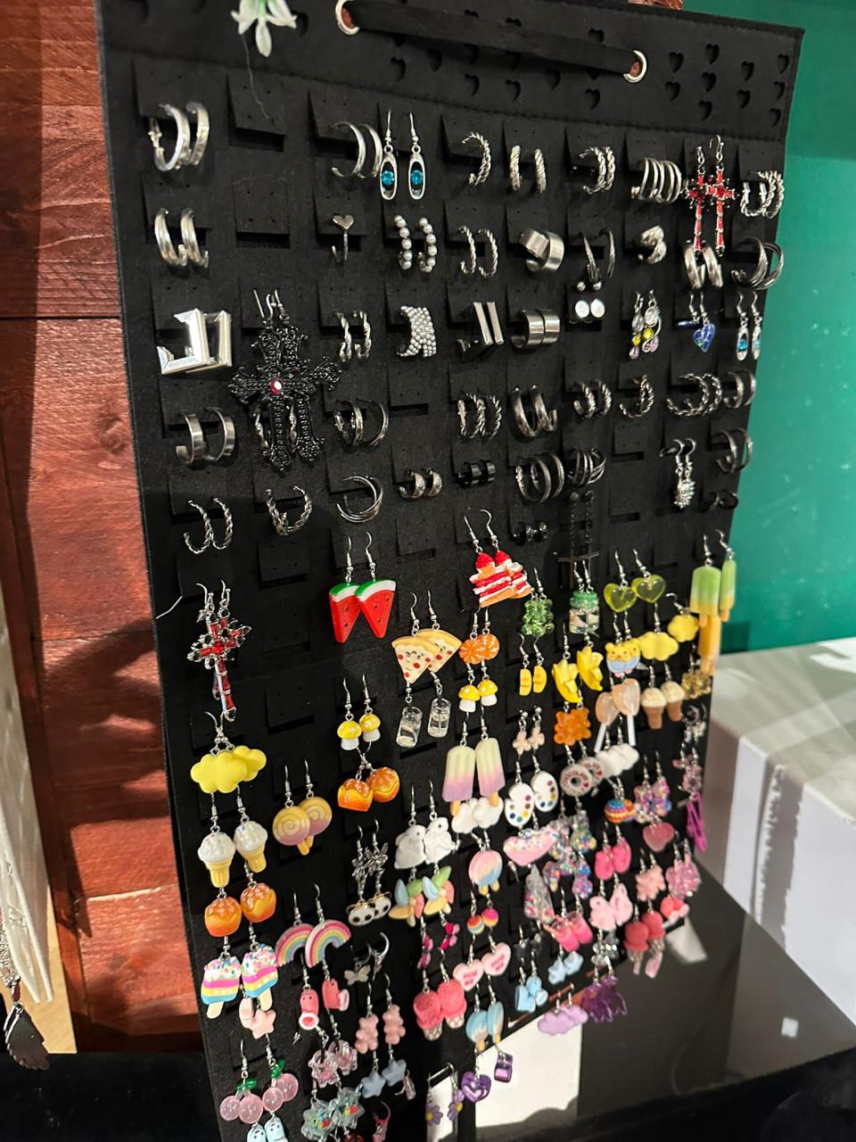 Partij sieraden te koop oa hangers, armbandjes, oorbellen en ringen