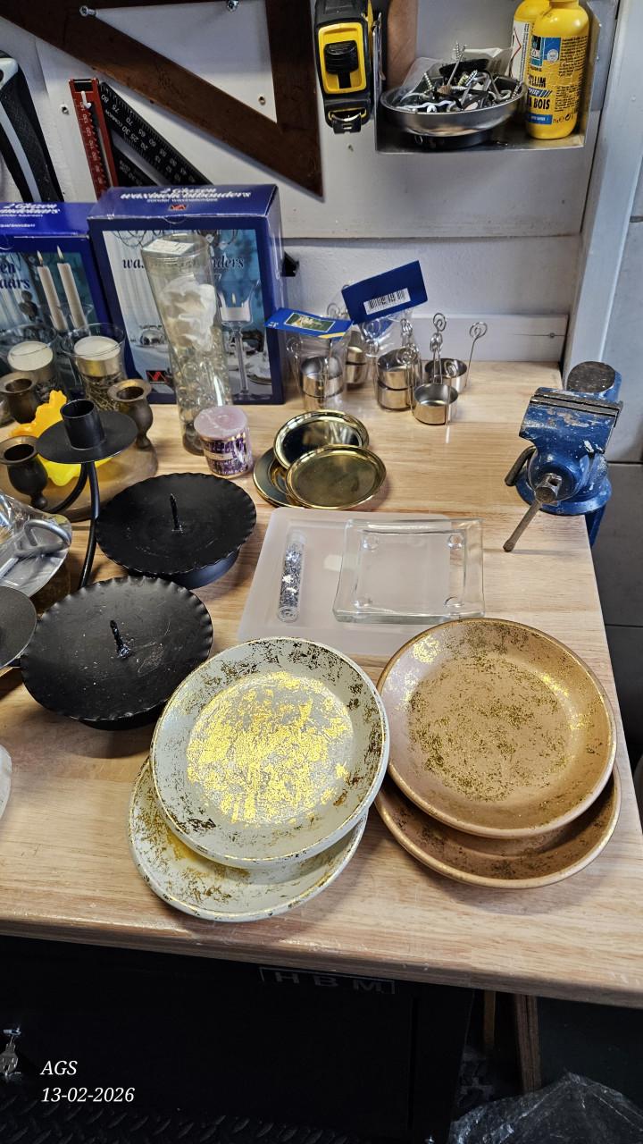 Kaarsen, kandelaars, serviesgoed, karaffen en glaswerk