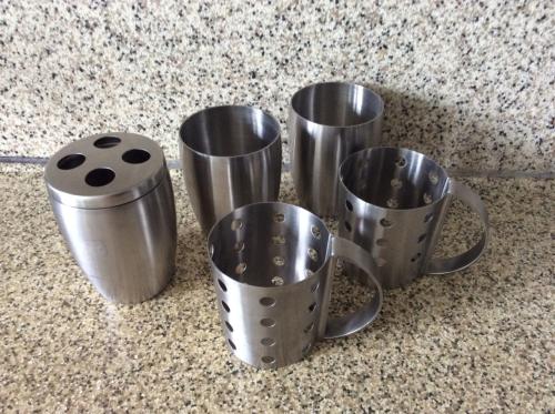 Tandenborstelhouder, 2 bekers en 2 bekerhouders.  Merk: ZACK.   RVS.