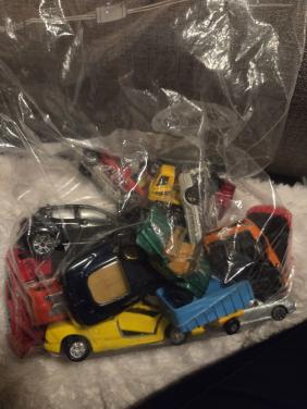 Zak met autootjes. Mag weg ivm opruimen.nu voor 4 euro.