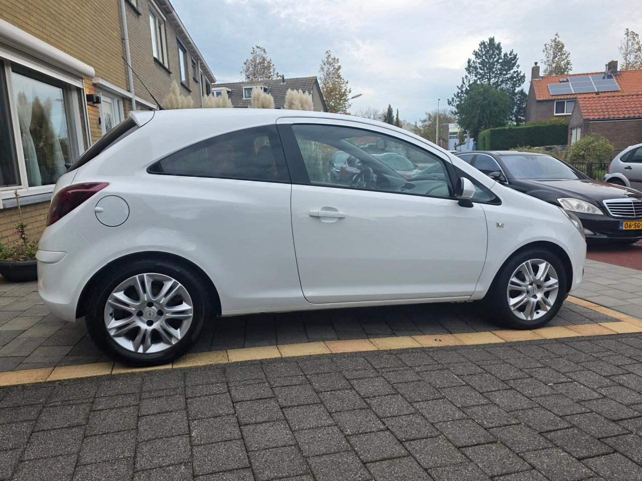 Tekoop zeer mooie Opel Corsa 1.4i 16V  Black and  White