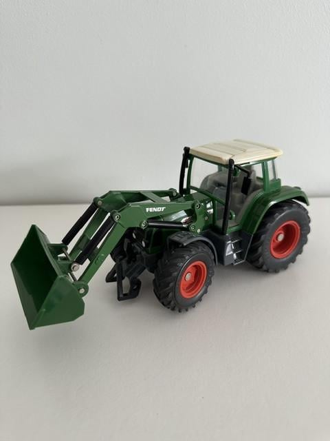Verzameling landbouw miniaturen, o.a. Fendt & Valtra Valmet