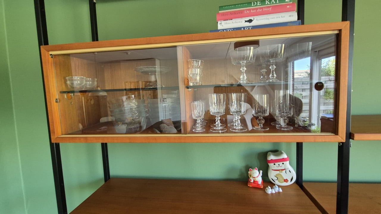Furnified, vintage wandkast teak/ zwart metaal