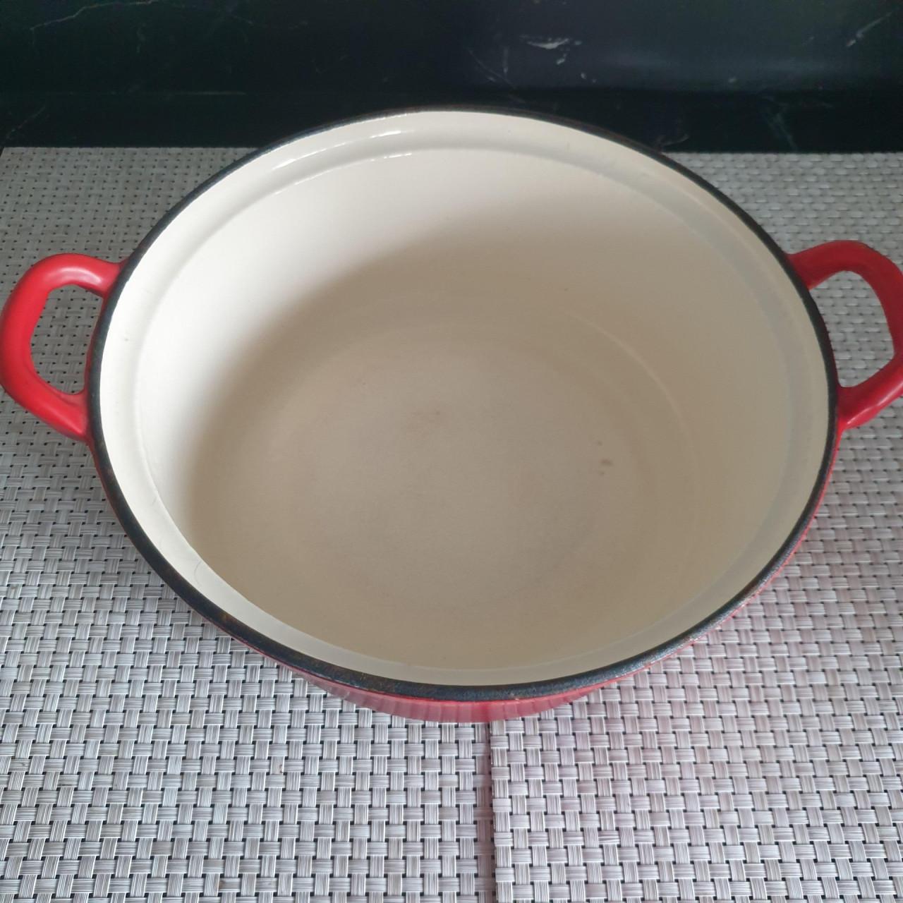 Rode zware gietijzeren braadpan met deksel, 29 cm doorsnede