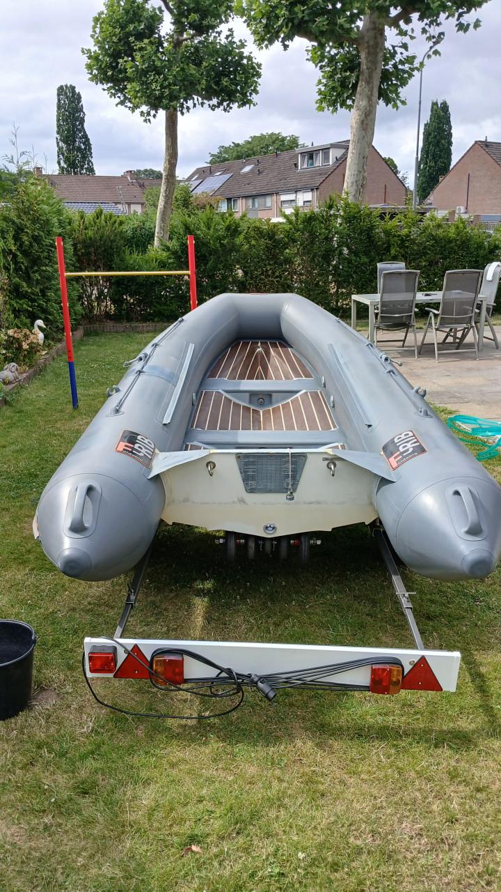 Frib 360 ribboot met kalftrailer en mercury 5pk.