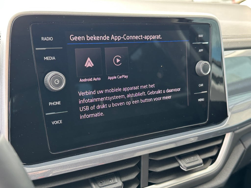 Volkswagen T-roc 1.5 tsi 150pk dsg style | trekhaak | navi | iq light | ada