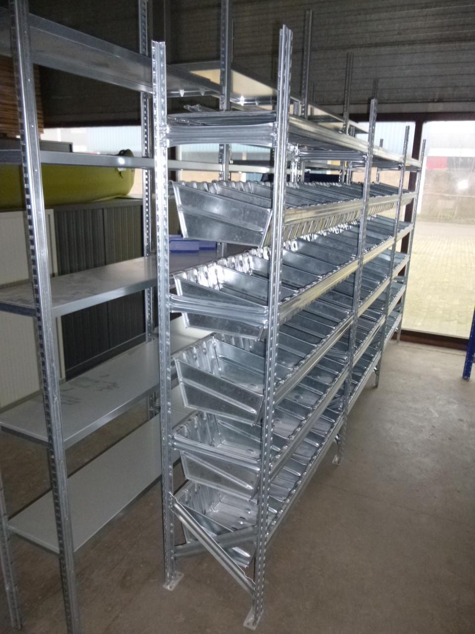 Verzinkte magazijnstelling met voorraad  bakjes en verdeelschotjes .