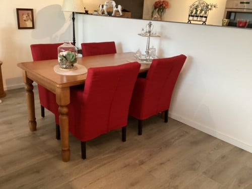 Blank eiken eettafel met stoelen