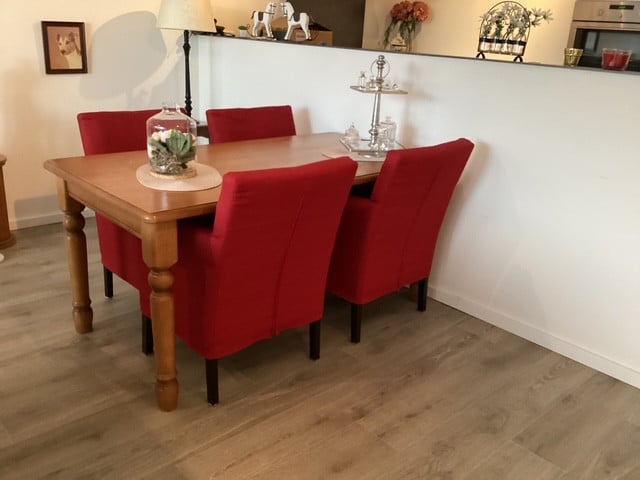 Blank eiken eettafel met stoelen