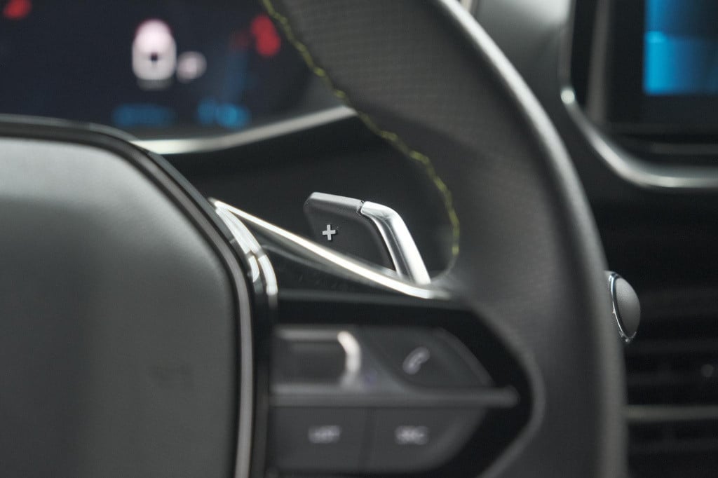 Peugeot 208 puretech 131 eat8 gt | camera | dodehoekdetectie | navigatie | 