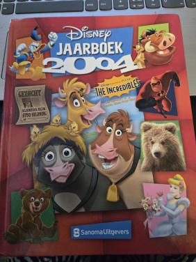 Disney Jaarboek 1e druk uit 2004,