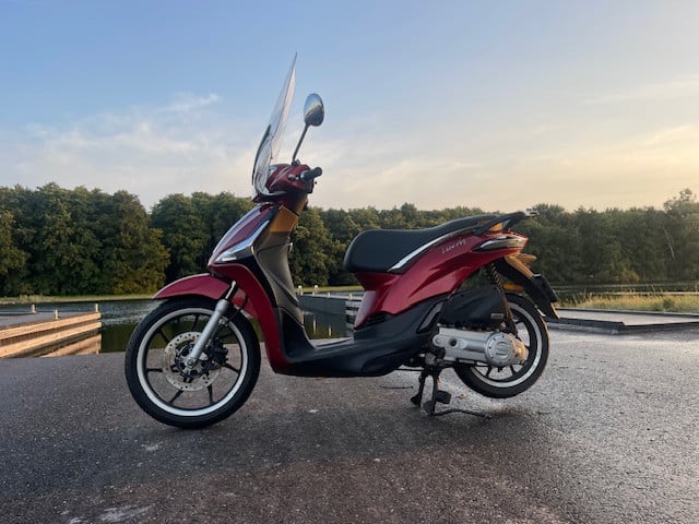 Piaggio Liberty 50 I-Get | 2017 | Bordeauxrood | Windscherm