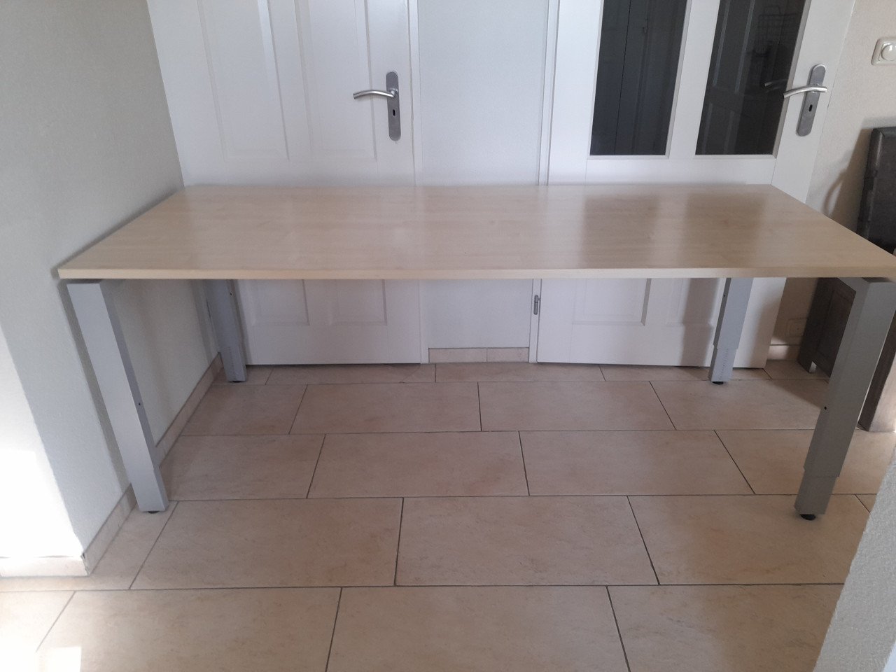 Bureau 80 x 200 (in hoogte verstelbaar van  62/82 cm) in goede staat!