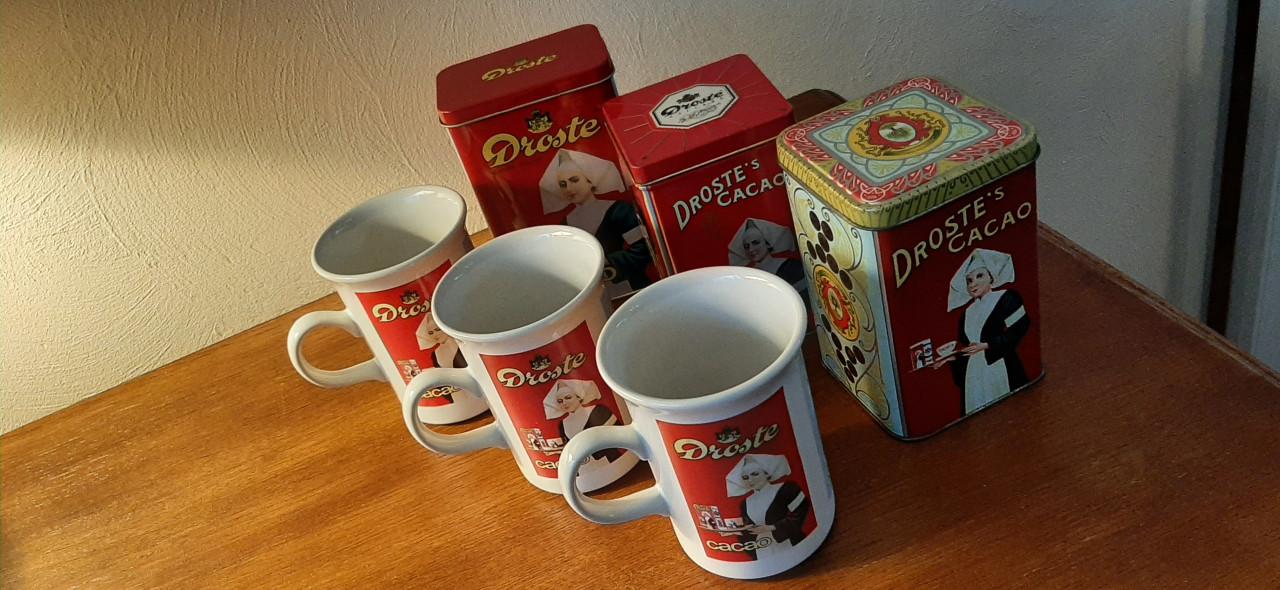 Droste bekers en blikken