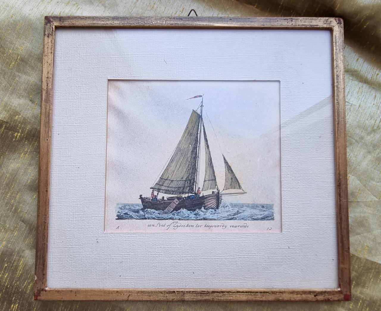 Afbeelding bootje met de zeilen uit met houten lijstje.