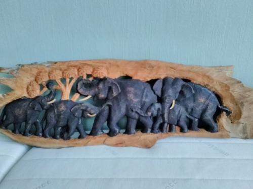 Olifanten in hout uitgesneden