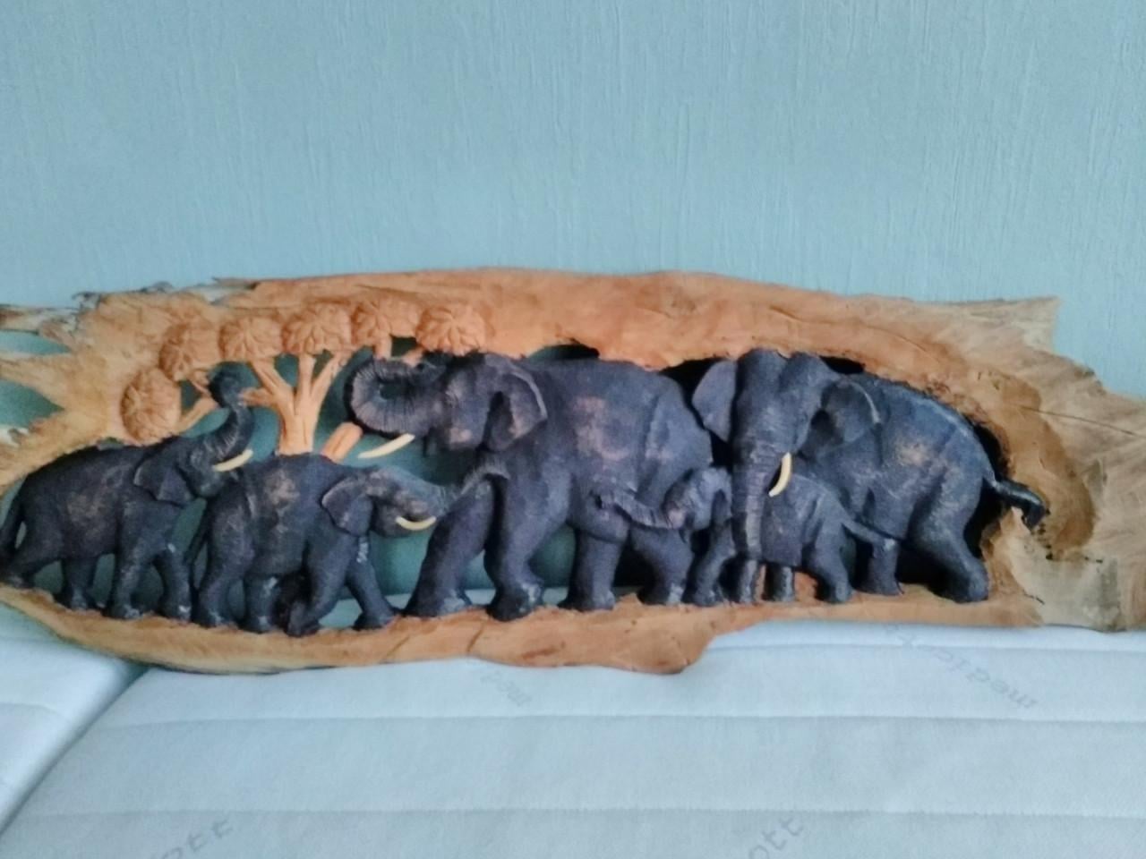 Olifanten in hout uitgesneden