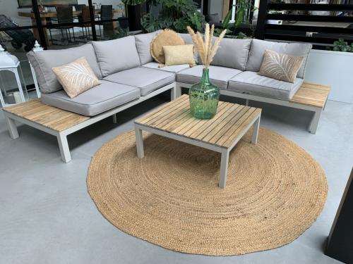 Loungset met houten elementen, kussens en tafel.